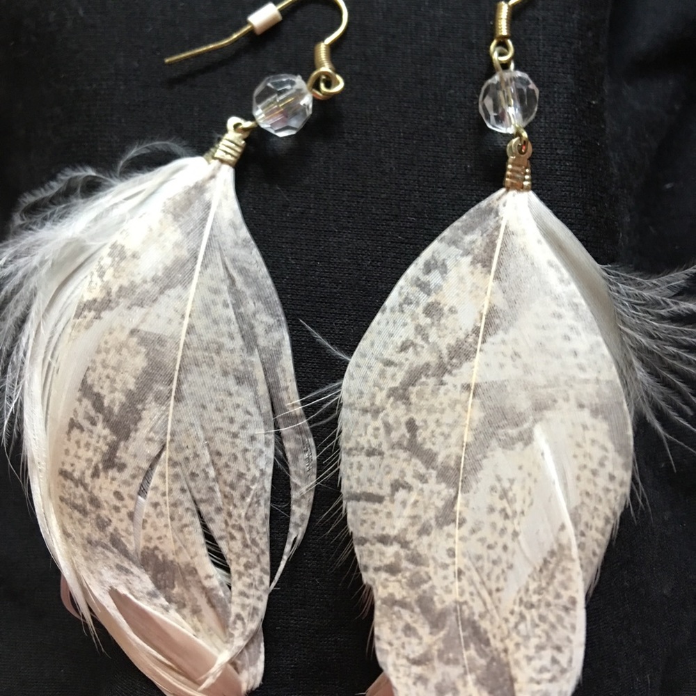 Dangle feathered earrings